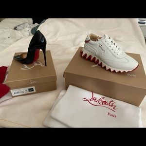 Christian Louboutin LOUBISHARK WOMAN FLAT
Calf White size 37 1/2